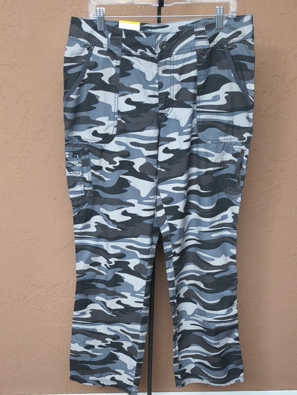 NWT Cabela's Women's Tumberwolf Ur An Gray Camo Boot Cut Cargo Pants Size 12
